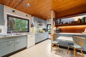 Kitchen breakfast room- click for photo gallery